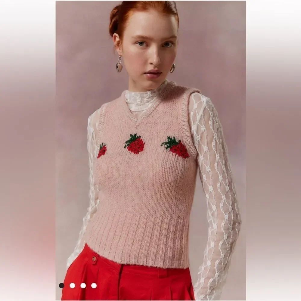 Kimchi Blue Jones Sparkly Printed Sweater Vest Strawberry 🍓 Pink & Red